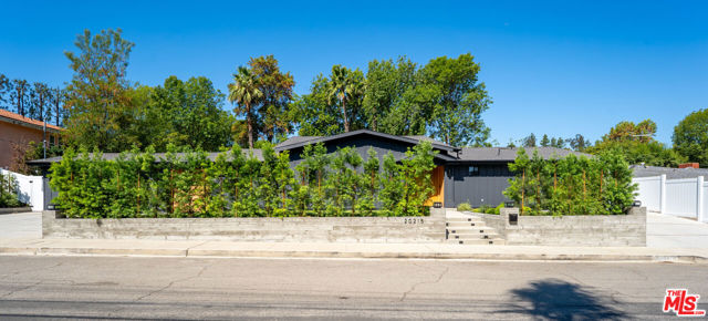 20215 Lorenzana Drive, Woodland Hills CA: https://media.crmls.org/mediaz/e5c5d307-0dbe-41e2-aef7-445c4b64ede0.jpg
