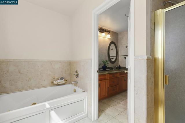 1020 Molad Ct, Concord CA: https://media.crmls.org/mediaz/e5c5f0cf-ecd3-4754-bdc3-29badb442103.jpg