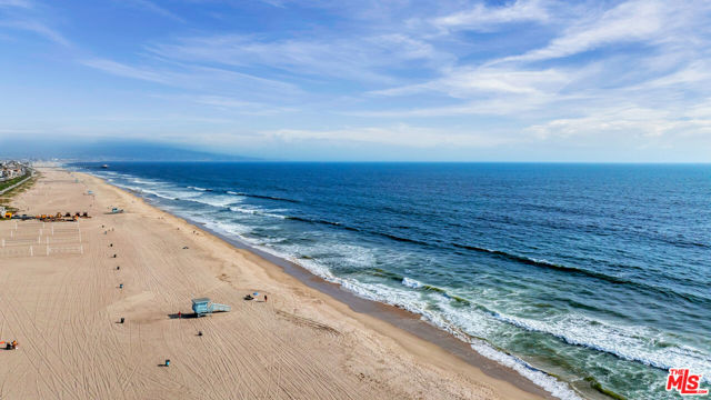 4016 The Strand, Manhattan Beach CA: https://media.crmls.org/mediaz/e5c6c348-02a0-44b8-81b0-7deeb47ac186.jpg