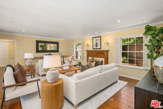 1376 San Ysidro Drive, Beverly Hills CA: https://media.crmls.org/mediaz/e5c70043-2d95-4d13-b899-3e950ec08ed6.jpg