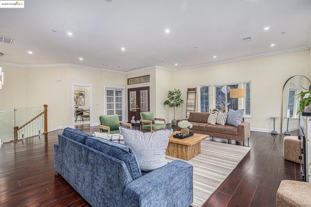 130 Arbor View Ln, Lafayette CA: https://media.crmls.org/mediaz/e5c7a122-1aab-4429-a704-68b066f1eb8e.jpg