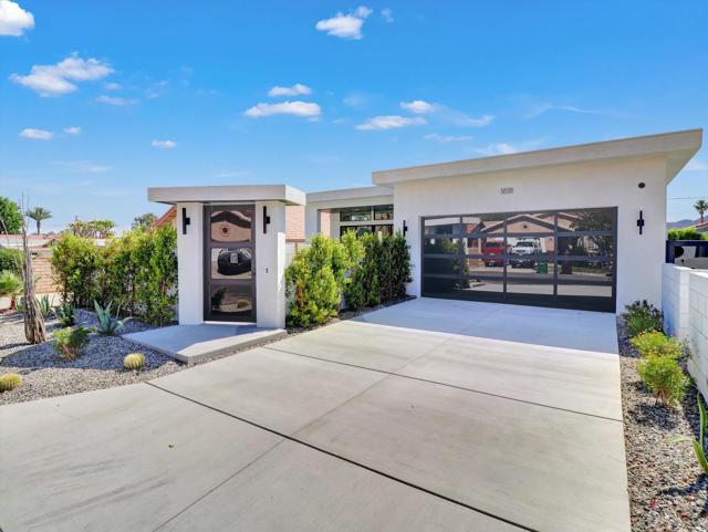 52120 Avenida Alvarado, La Quinta CA: https://media.crmls.org/mediaz/e5c83ce6-0a85-4584-98df-1512476dcff1.jpg
