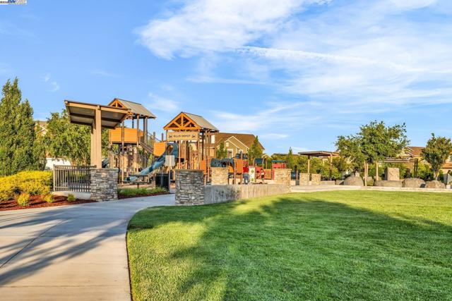 2305 Augusta Ave, Tracy CA: https://media.crmls.org/mediaz/e5c853d4-b6b4-454f-b569-cfb3fe617b4e.jpg