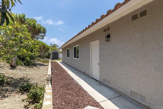 7911 Terraza Disoma, Carlsbad CA: https://media.crmls.org/mediaz/e5c88e3f-7ea9-4b50-9863-fdf8124e4c6a.jpg