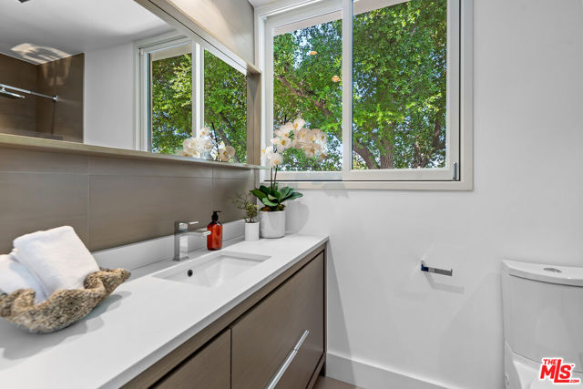 15941 Skytop Road, Encino CA: https://media.crmls.org/mediaz/e5c8a900-d9af-4925-a9b2-9925b70e0004.jpg