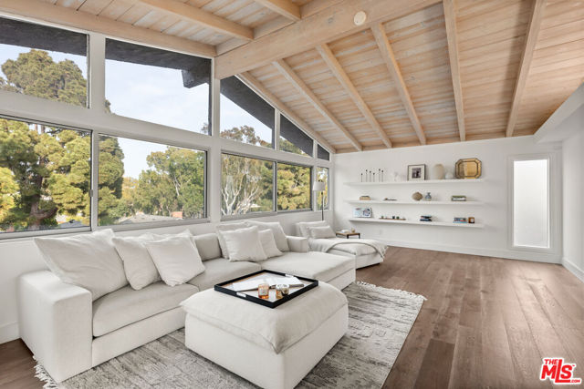 8247 Billowvista Drive, Playa del Rey CA: https://media.crmls.org/mediaz/e5c8d37f-cfa3-4367-92b9-047aa6a55b37.jpg