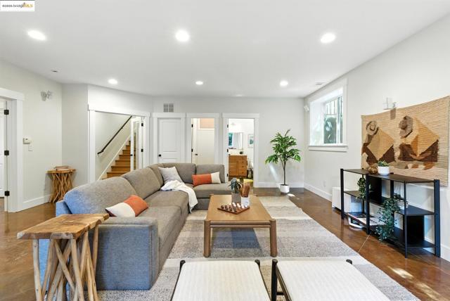 1020 Channing Ave, Palo Alto CA: https://media.crmls.org/mediaz/e5c8f3d4-0ee5-4e8f-879e-3d286cfd0357.jpg