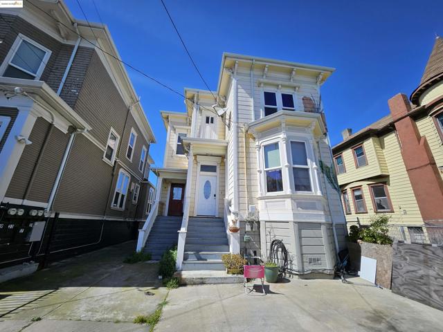 2825 Market St, Oakland CA: https://media.crmls.org/mediaz/e5c90f82-dc2c-449b-ae3e-044b4b781d04.jpg