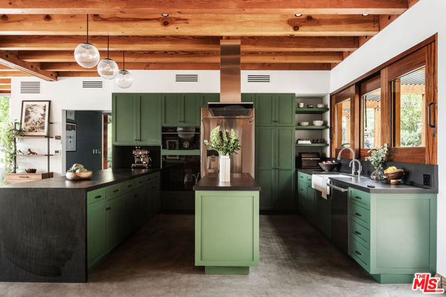 22575 Monte Vista Drive, Topanga CA: https://media.crmls.org/mediaz/e5c965ad-67ea-4990-bf61-bf873619406e.jpg