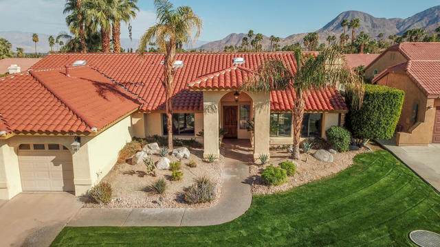 47230 Golden Bush Court, Palm Desert CA: https://media.crmls.org/mediaz/e5c97c0e-f505-418d-af0b-d76bd33d9149.jpg