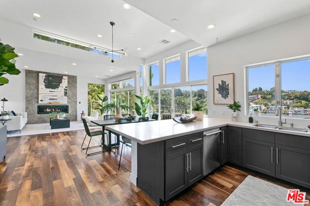 3743 SUNSWEPT Drive photo 2