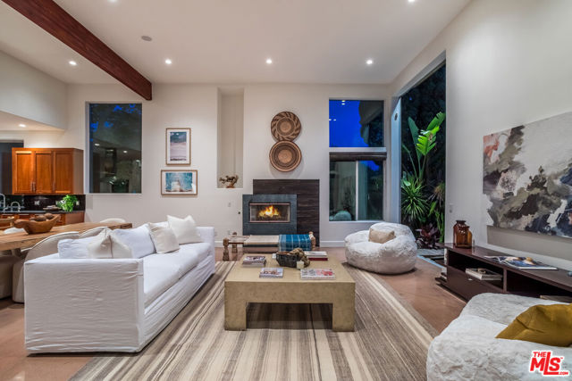 2336 Boone Avenue, Venice CA: https://media.crmls.org/mediaz/e5cb7f8f-cde3-4fe1-8272-75a524307cc0.jpg