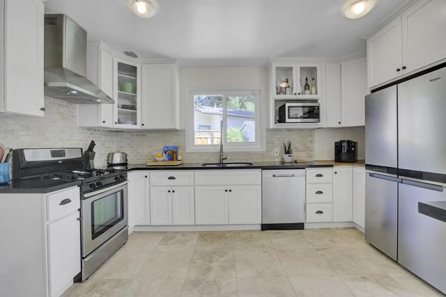 192 Oak Court, Menlo Park CA: https://media.crmls.org/mediaz/e5cbeb48-004d-4a13-a749-fe084513bc28.jpg