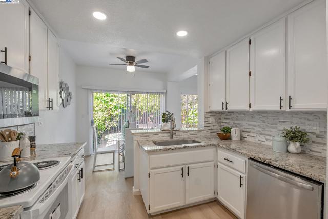 34319 Platinum Ter, Fremont CA: https://media.crmls.org/mediaz/e5cca662-a2ad-4d13-9121-416d741616fe.jpg