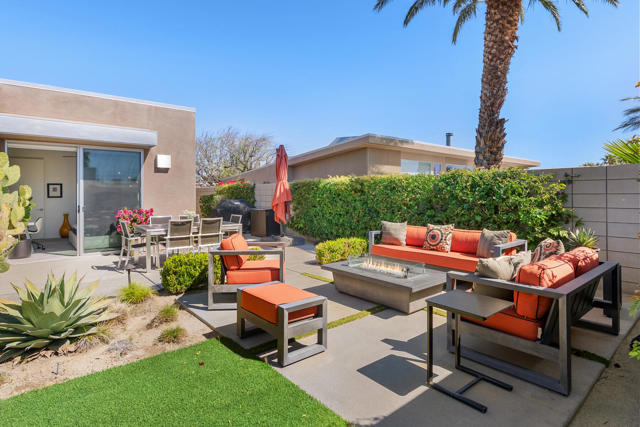 1069 Azure Court, Palm Springs CA: https://media.crmls.org/mediaz/e5ce2b1f-d524-4ae1-91df-73b2f77c1fbf.jpg