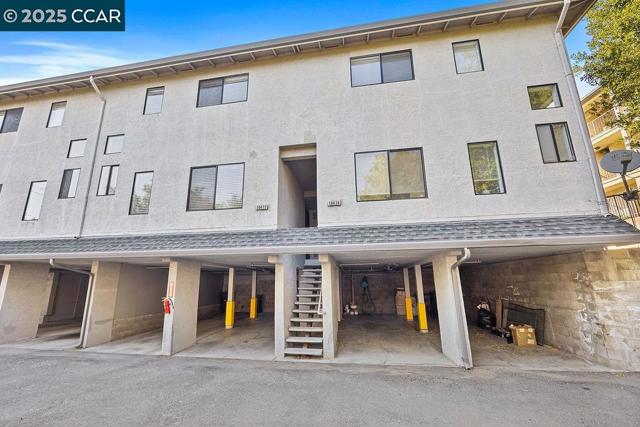 16472 Foothill Blvd, San Leandro CA: https://media.crmls.org/mediaz/e5ce44b5-31df-43f5-a0aa-a967a8bd3614.jpg