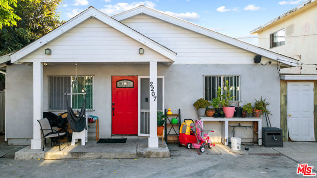 2205 S Burnside Avenue, Los Angeles CA: https://media.crmls.org/mediaz/e5ce867b-0aa9-4bcc-81a3-f51b6bd39387.jpg