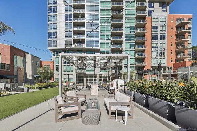 800 The Mark Ln, San Diego CA: https://media.crmls.org/mediaz/e5cf4e48-75ae-41cb-bef5-fc2e1be2edde.jpg