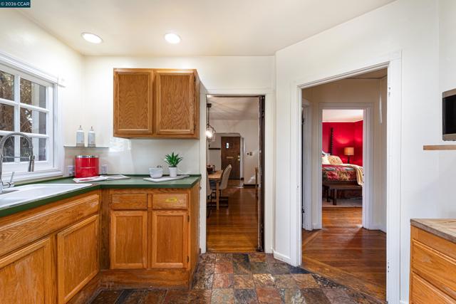 2600 55Th Ave, Oakland CA: https://media.crmls.org/mediaz/e5d02839-cb15-49d0-9e24-b3e150e594ed.jpg