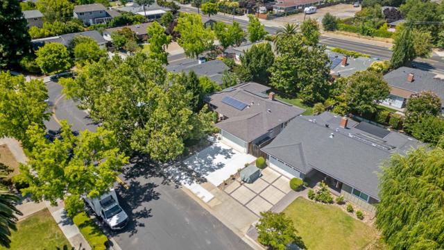 207 Thomas Drive, Los Gatos CA: https://media.crmls.org/mediaz/e5d0e658-4fb3-4941-b321-40f3cc1a29fb.jpg