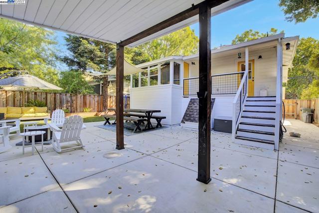 1215 Castro St, Martinez CA: https://media.crmls.org/mediaz/e5d12433-1606-4806-b1aa-5392aa29b86f.jpg