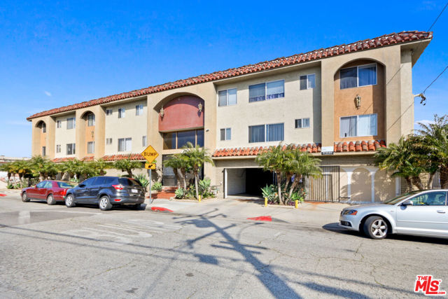 14108 Doty Avenue, Hawthorne CA: https://media.crmls.org/mediaz/e5d2a791-f778-4b6a-a028-fe90a8d321bd.jpg