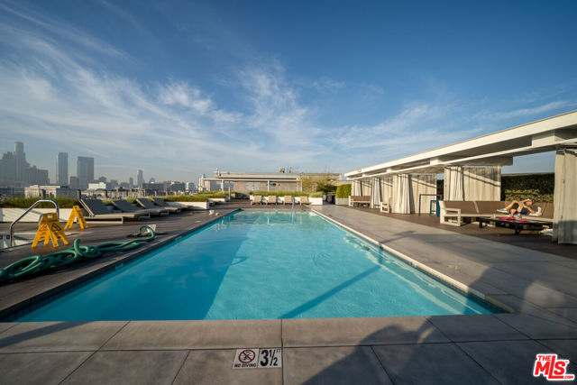 530 S Hewitt Street, Los Angeles CA: https://media.crmls.org/mediaz/e5d2d140-aa6a-46a7-a662-6501fe1495c5.jpg