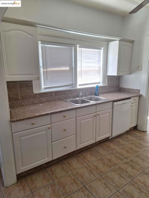 619 W 6Th St, Antioch CA: https://media.crmls.org/mediaz/e5d2ff51-92ec-4694-96ca-17a95e7ee35b.jpg