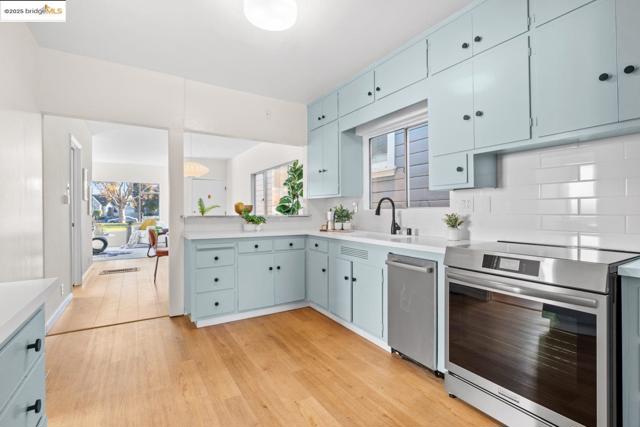 1241 Park Ave, Alameda CA: https://media.crmls.org/mediaz/e5d34653-c948-48e0-a1ef-02492ac5df26.jpg