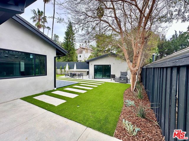 4512 Libbit Avenue, Encino CA: https://media.crmls.org/mediaz/e5d354ff-fcba-4570-8a5b-f2171af71693.jpg