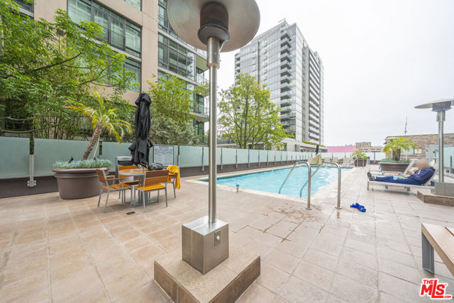 1100 S Hope Street, Los Angeles CA: https://media.crmls.org/mediaz/e5d3cd47-b844-41a1-ae0d-17921a6bed9e.jpg