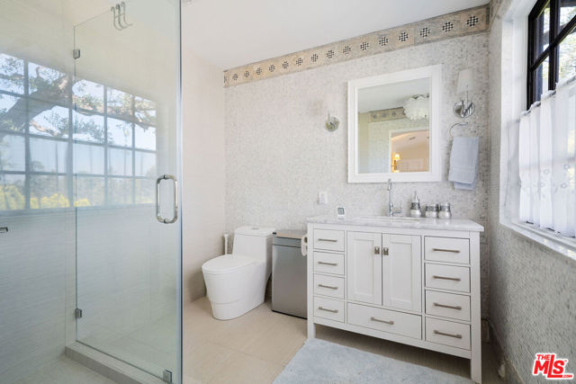 1323 Club View Drive, Los Angeles CA: https://media.crmls.org/mediaz/e5d48e30-ce2c-4648-b22f-54d0ac09ccee.jpg