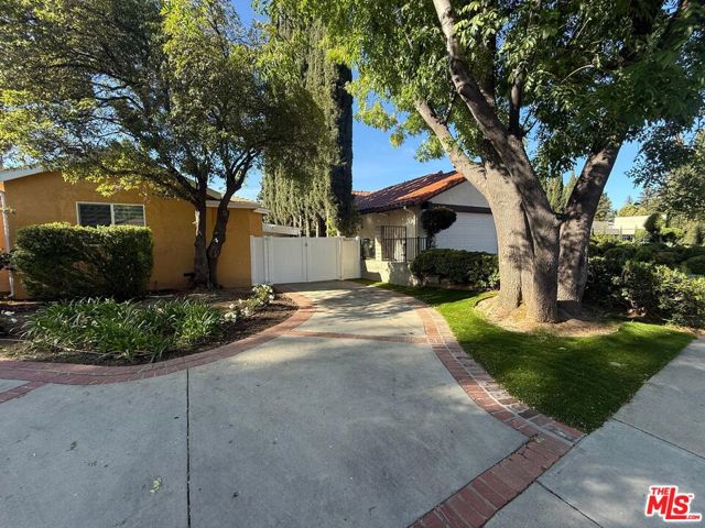 10229 1/2 N Jumilla Avenue, Chatsworth CA: https://media.crmls.org/mediaz/e5d4958d-2ef8-4e30-ba23-378d60198013.jpg