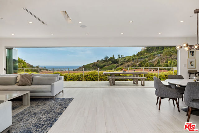 1332 El Hito Circle, Pacific Palisades CA: https://media.crmls.org/mediaz/e5d53c1b-2de8-4644-a849-dd161c5736ea.jpg