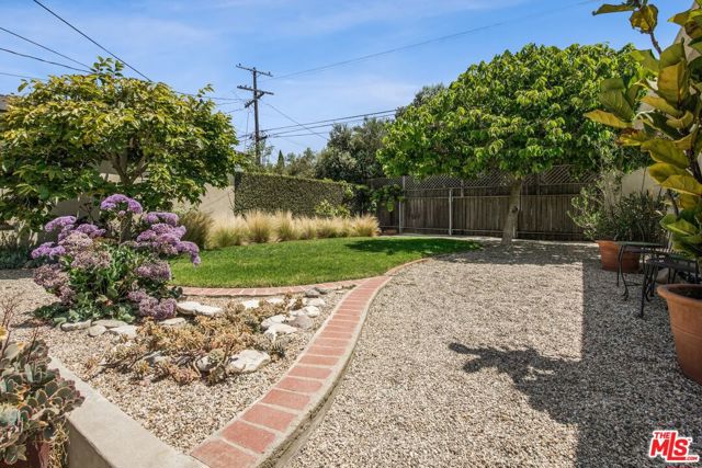 8150 Kenyon Avenue, Los Angeles CA: https://media.crmls.org/mediaz/e5d5b80b-473b-43e2-84b0-1a527e192354.jpg