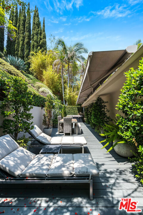 1331 CORDELL Place, Los Angeles CA: https://media.crmls.org/mediaz/e5d5d9ee-fe3f-4f5f-afdd-ff382b24c6f0.jpg