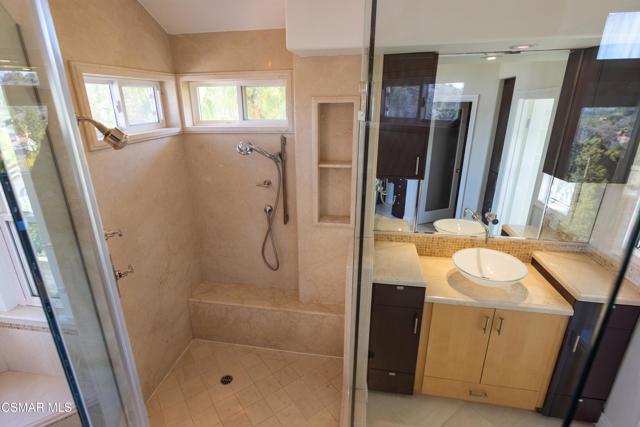 32715 Pacifica Court, Westlake Village CA: https://media.crmls.org/mediaz/e5d6240d-bc05-438e-93a0-c6b8b7a84c5a.jpg