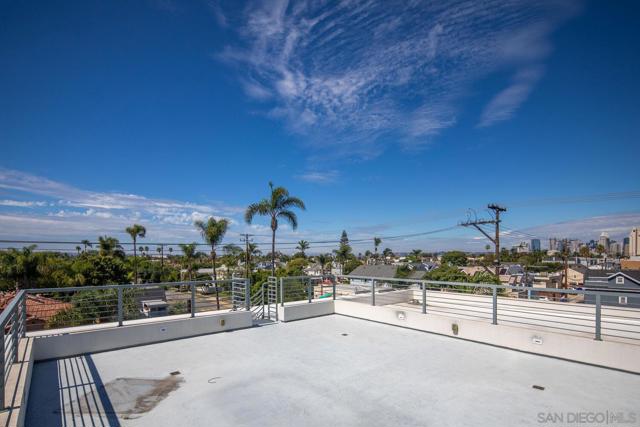 1014 5th St, Coronado CA: https://media.crmls.org/mediaz/e5d76ce2-e74c-41a8-8a00-c29cfee56727.jpg