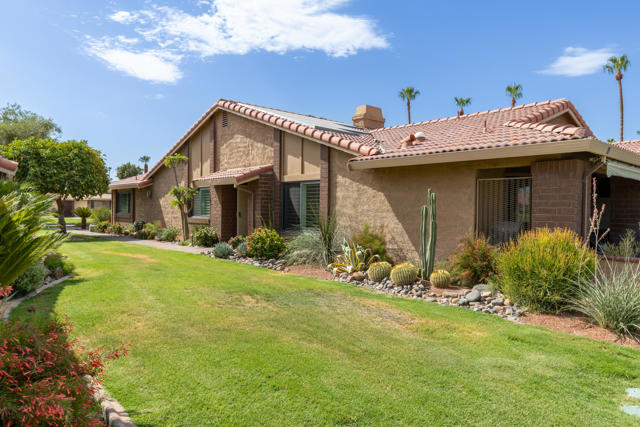 40 Joya Drive, Palm Desert CA: https://media.crmls.org/mediaz/e5d78c8b-f0b9-4640-90ff-85db34ef968a.jpg