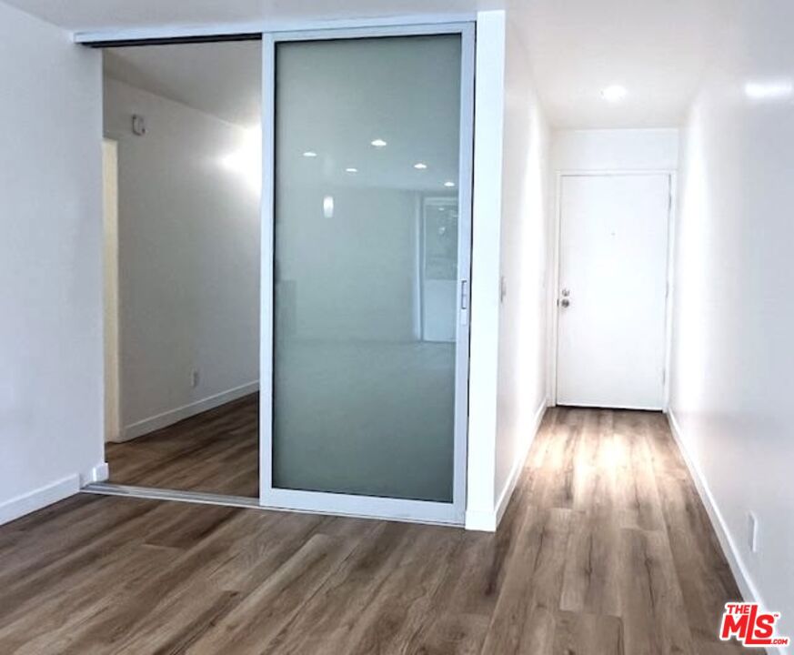 https://media.crmls.org/mediaz/e5d8a911-bdd9-4b2c-95f4-492257150f7e.jpg?preset=X-Large