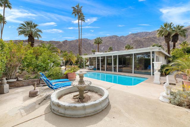 968 N Fairview Circle, Palm Springs CA: https://media.crmls.org/mediaz/e5d8cc86-59af-409d-bb75-40c482d25253.jpg