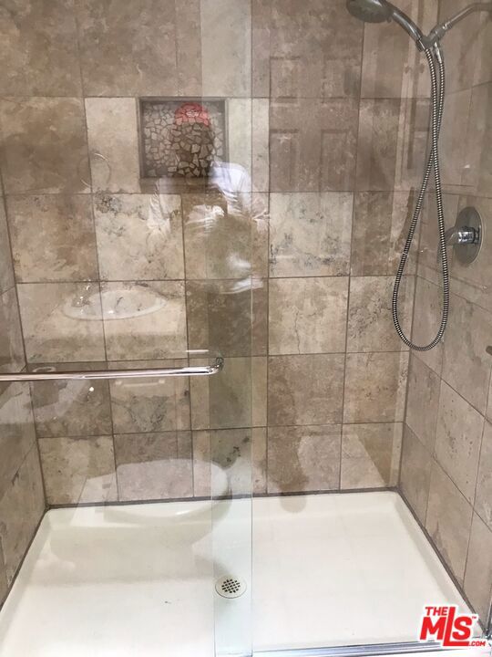 1940 N HIGHLAND Avenue, Los Angeles CA: https://media.crmls.org/mediaz/e5d96dbb-7744-4551-8fdb-3c1ba39532b8.jpg