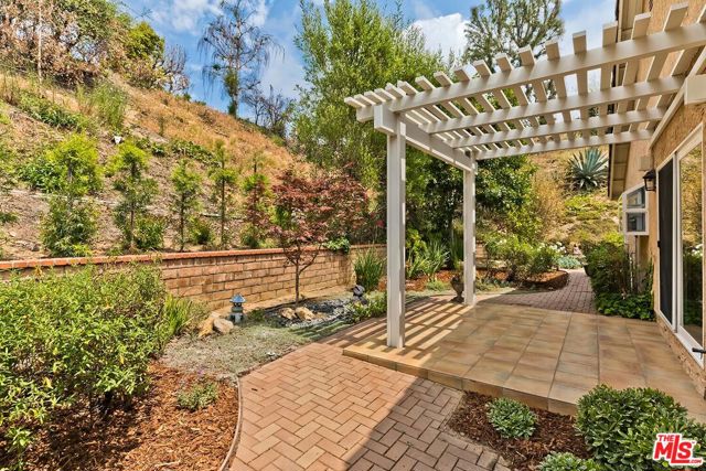 17181 Avenida De La Herradura, Pacific Palisades CA: https://media.crmls.org/mediaz/e5d97599-b146-4fc9-b491-3869aec8dd68.jpg