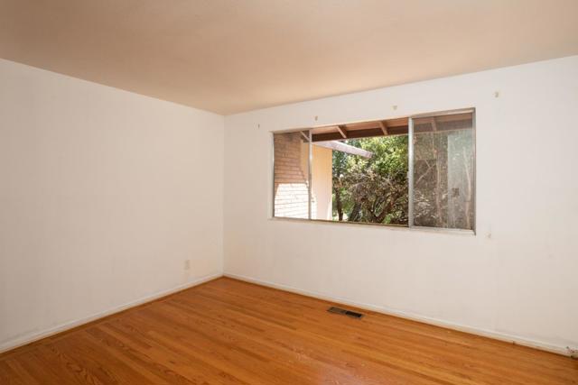 26792 Robleda Court, Los Altos Hills CA: https://media.crmls.org/mediaz/e5da9828-cfc6-4758-9c36-e0f00994771a.jpg