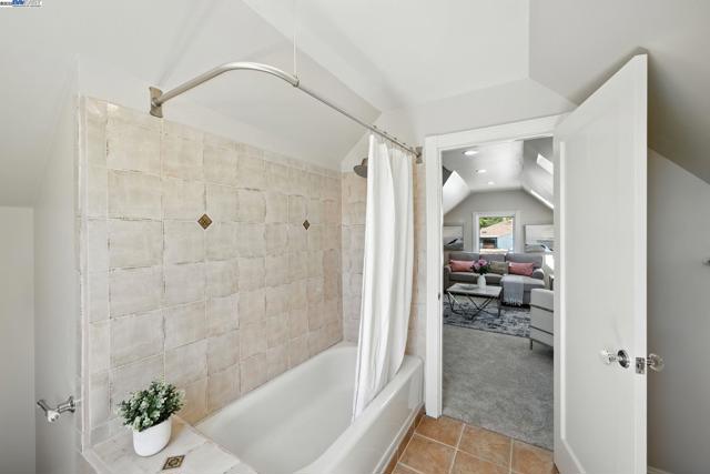 3357 Jordan Rd, Oakland CA: https://media.crmls.org/mediaz/e5dadf11-e7cc-46e3-83bd-1256a3e03f46.jpg