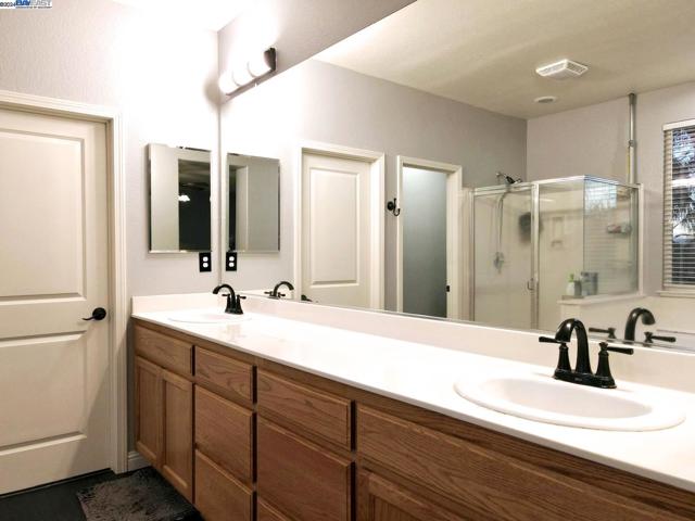556 Sherborne Court, Galt CA: https://media.crmls.org/mediaz/e5db0e34-a85c-4141-a9a5-a2ad169b49f6.jpg
