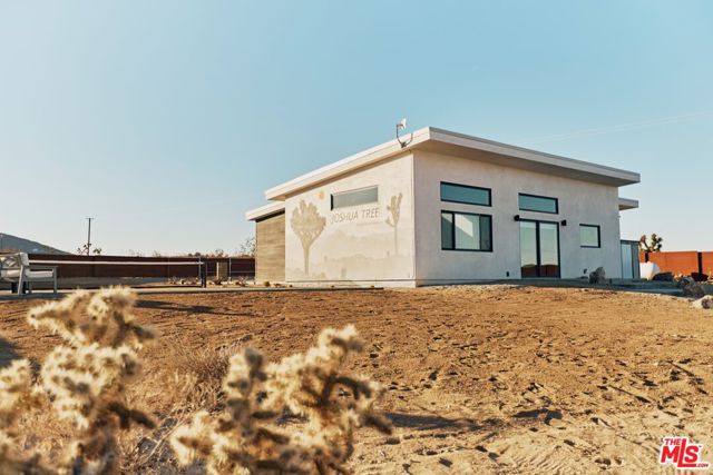 4375 Border Avenue, Joshua Tree CA: https://media.crmls.org/mediaz/e5dc202b-44e4-405f-bcf4-6fb6e1bbb59e.jpg