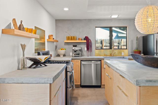 1107 S Rice Road, Ojai CA: https://media.crmls.org/mediaz/e5dc8d99-9baf-4695-9b0a-3f6532336475.jpg