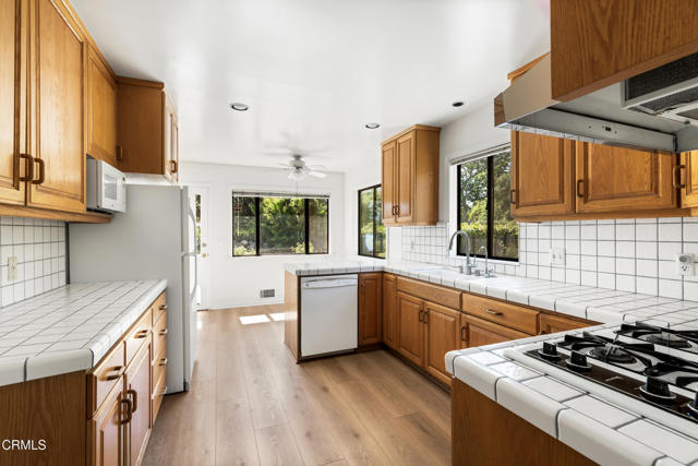 Detail Gallery Image 7 of 29 For 2432 Carol Park Pl, Montrose,  CA 91020 - 3 Beds | 3 Baths