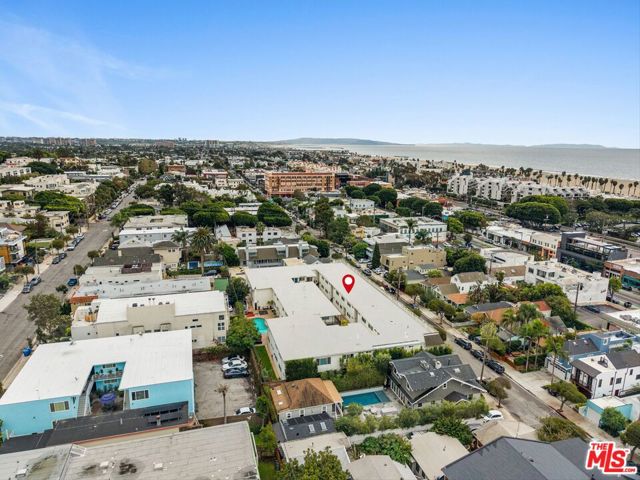 2721 2nd Street, Santa Monica CA: https://media.crmls.org/mediaz/e5dce904-c1b9-411d-b324-a98e4f02242a.jpg